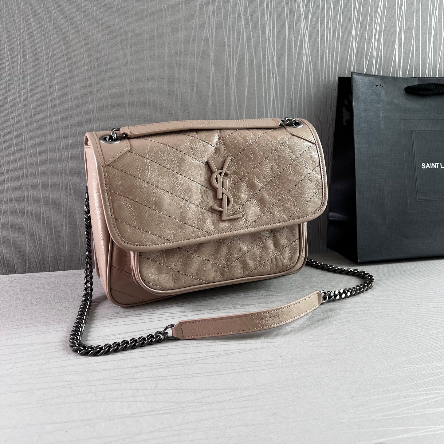 Bolso Y piel beige, herrajes color plateado