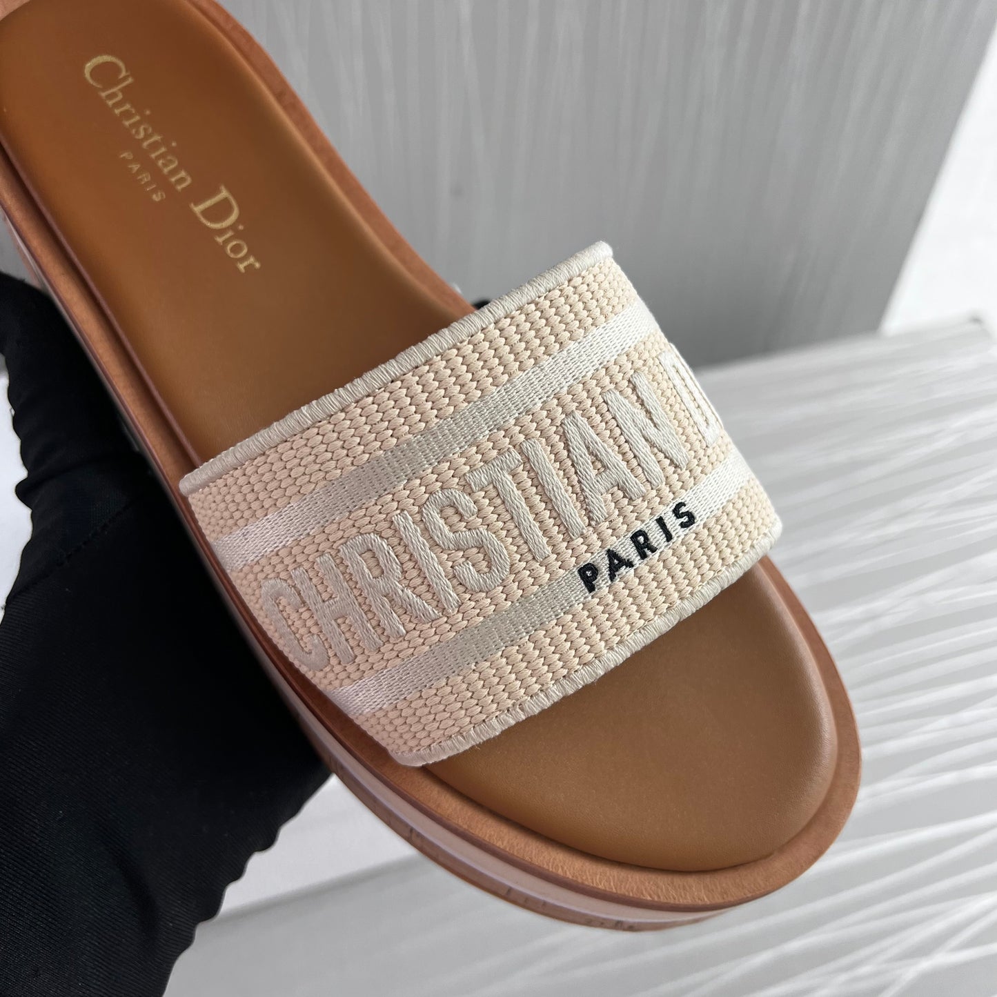 Sandalias D algodón bordada beige natural
