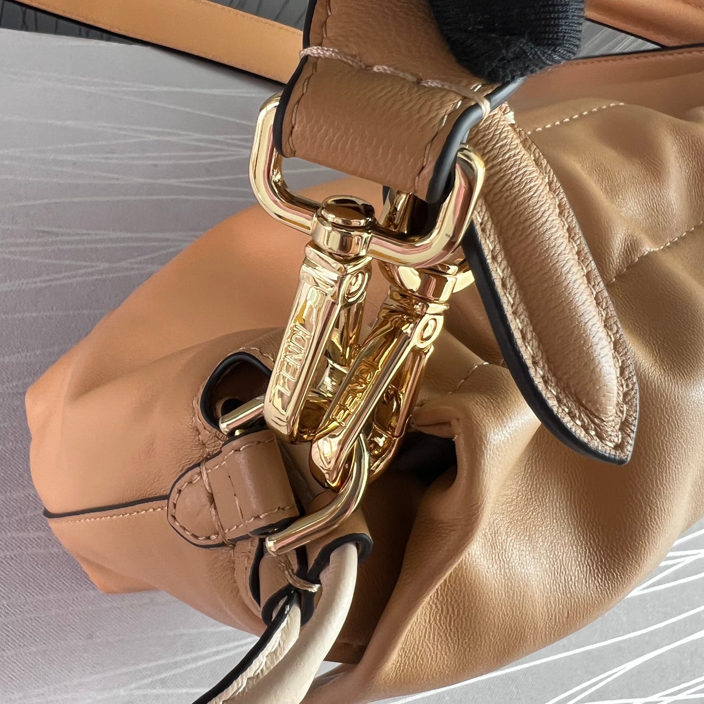 Bolso F piel color beige tamaño mediano