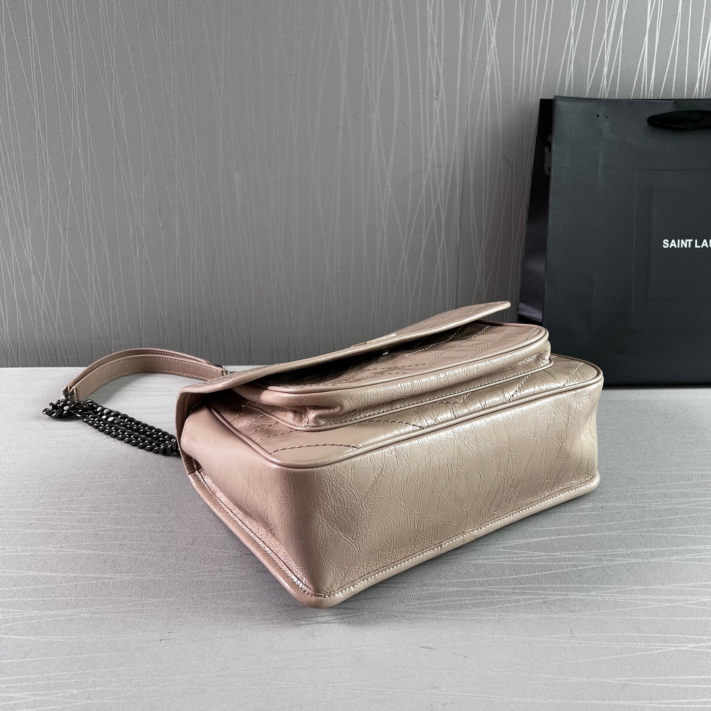 Bolso Y piel beige, herrajes color plateado