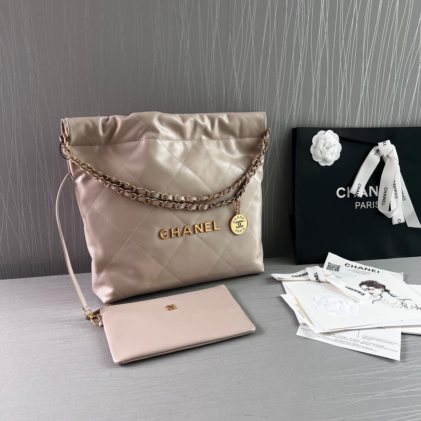Bolso C piel color beige claro , herrajes dorados