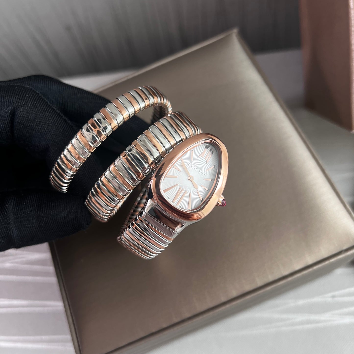 Reloj B brazalete doble en dos tonos , rosa y plateado