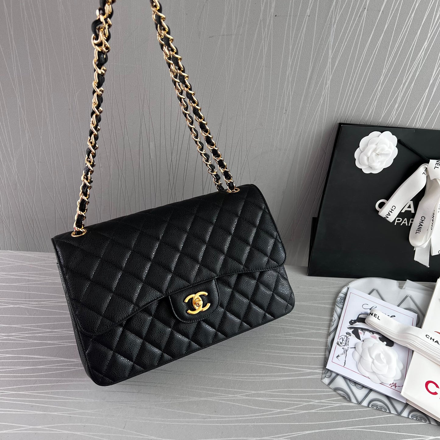 Bolso C piel color negro con herrajes dorados cadena con piel