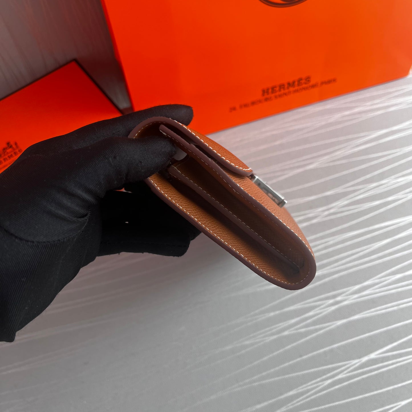 Cartera H piel color café herraje plata