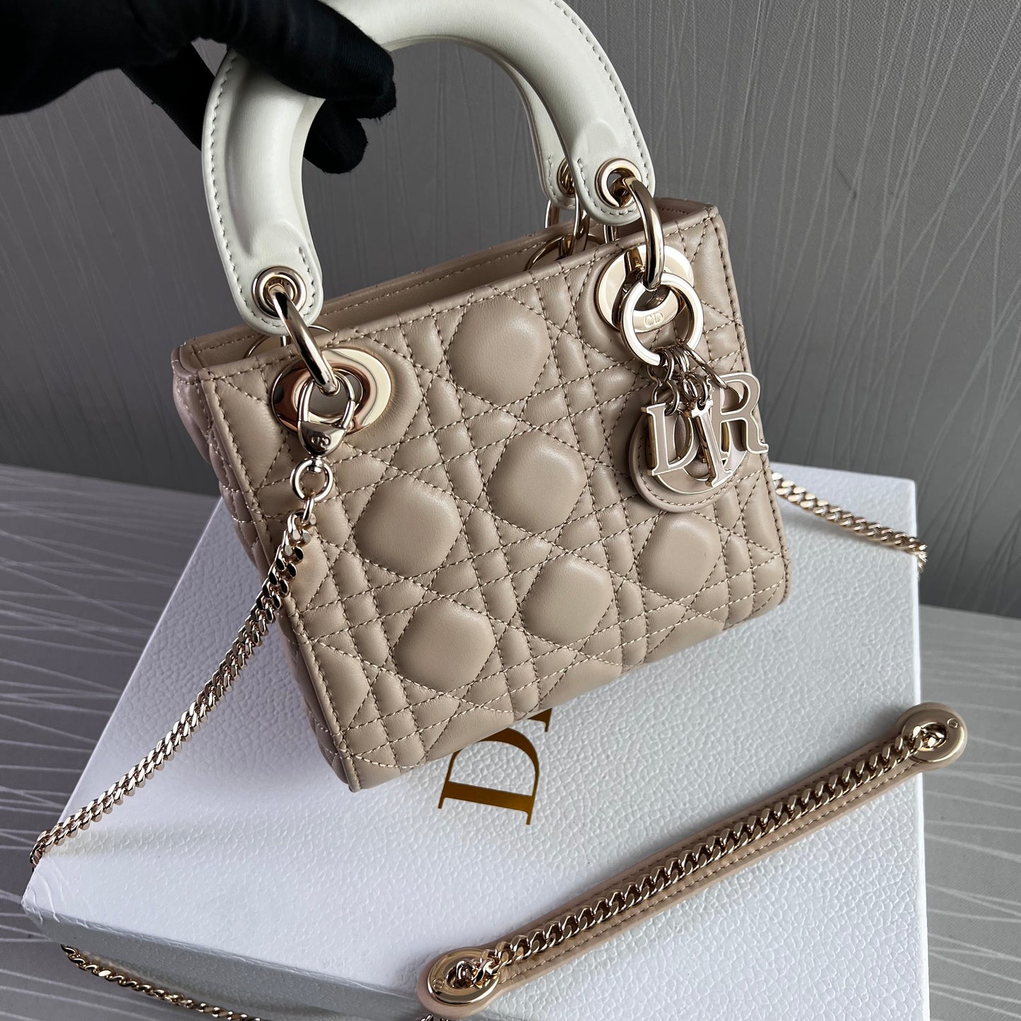 Bolso D piel color beige combinada en las asas con hueso