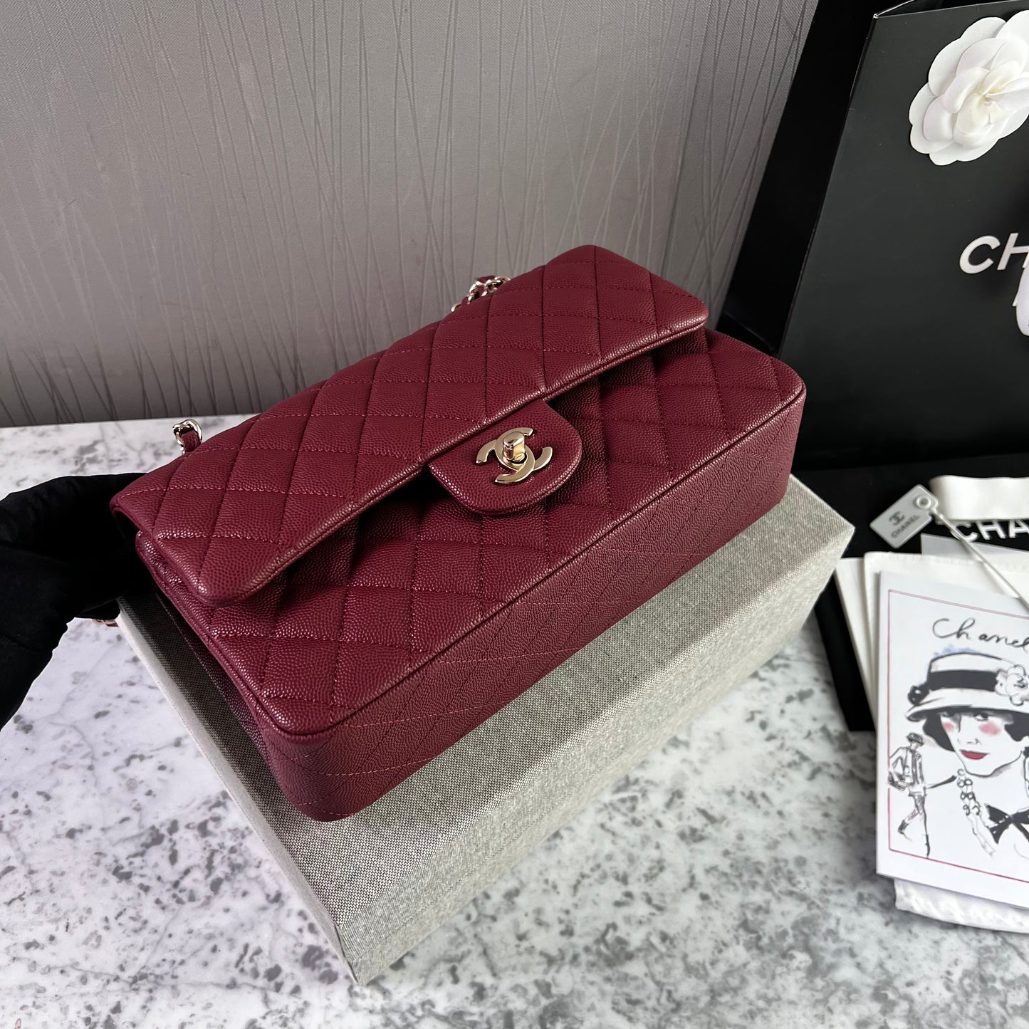 Bolso C-hanel piel caviar color vino, herrajes dorados