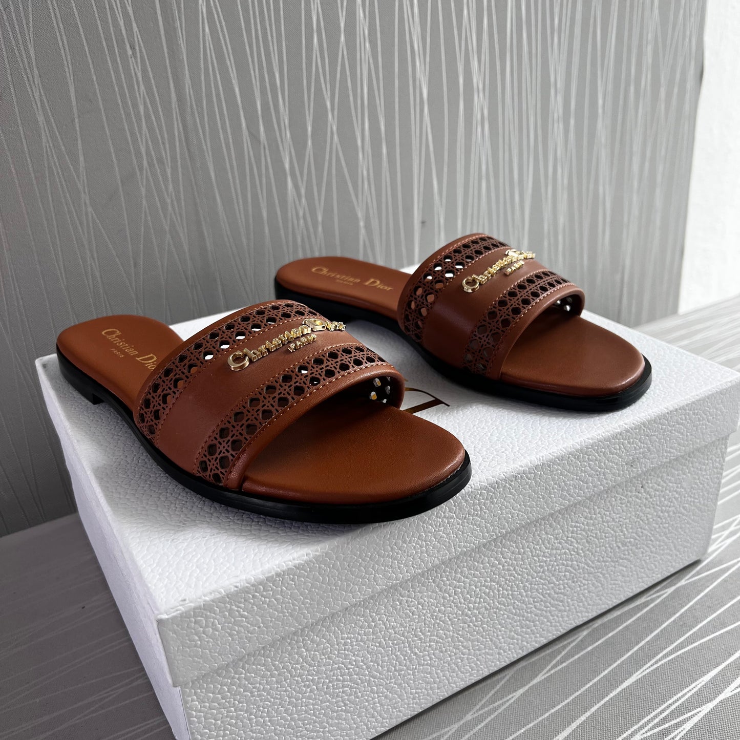 Sandalias D piel color camel con letras doradas