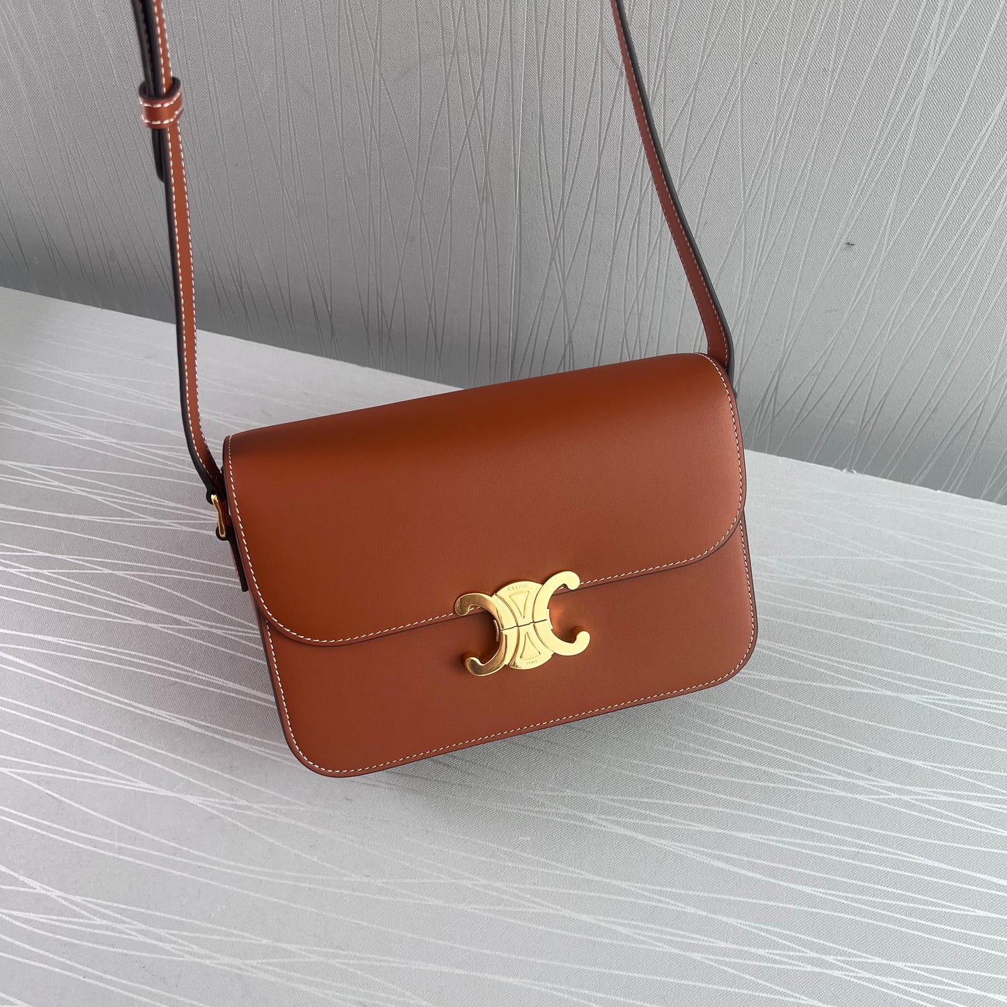 Bolso C piel color camel herraje dorado