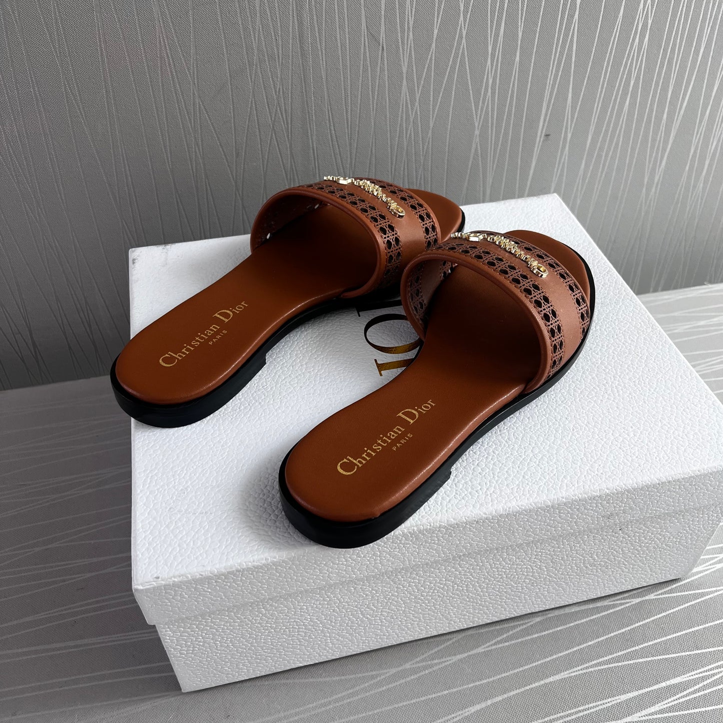 Sandalias D piel color camel con letras doradas