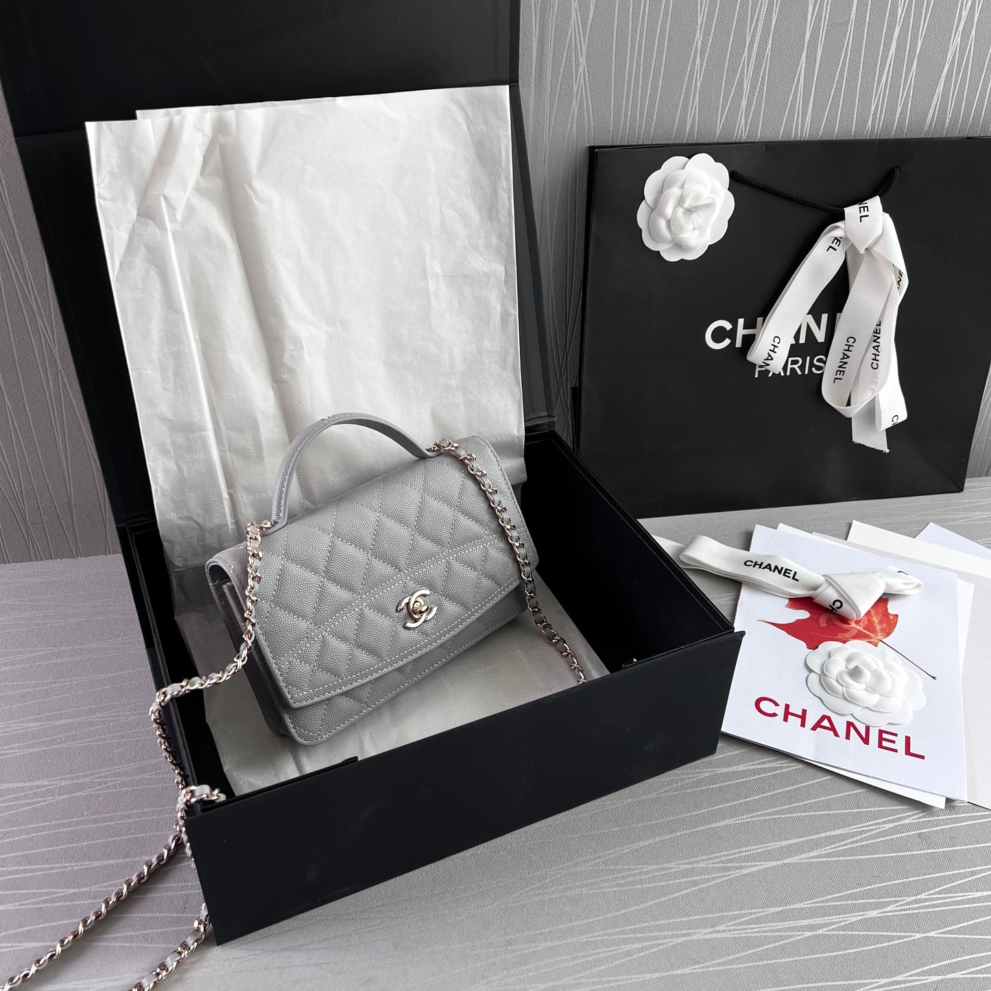 Bolso C piel color gris con herrajes dorados