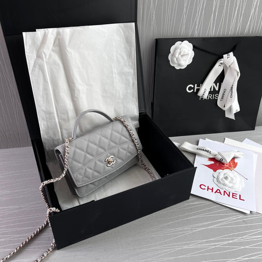 Bolso C piel color gris con herrajes dorados