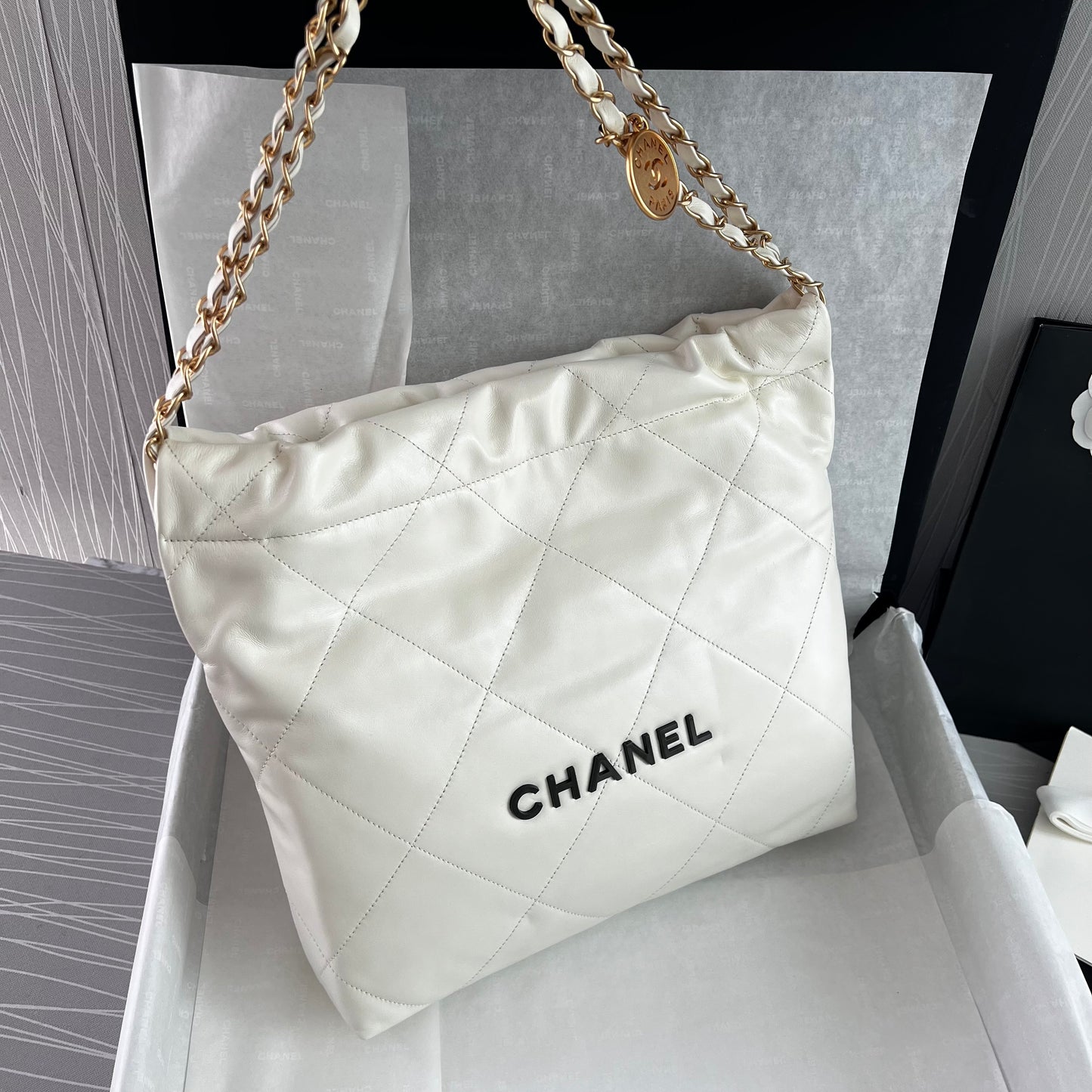 Bolso C piel con herrajes dorados