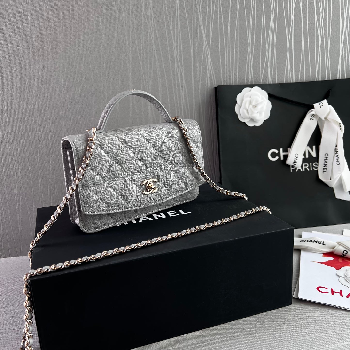 Bolso C piel color gris con herrajes dorados