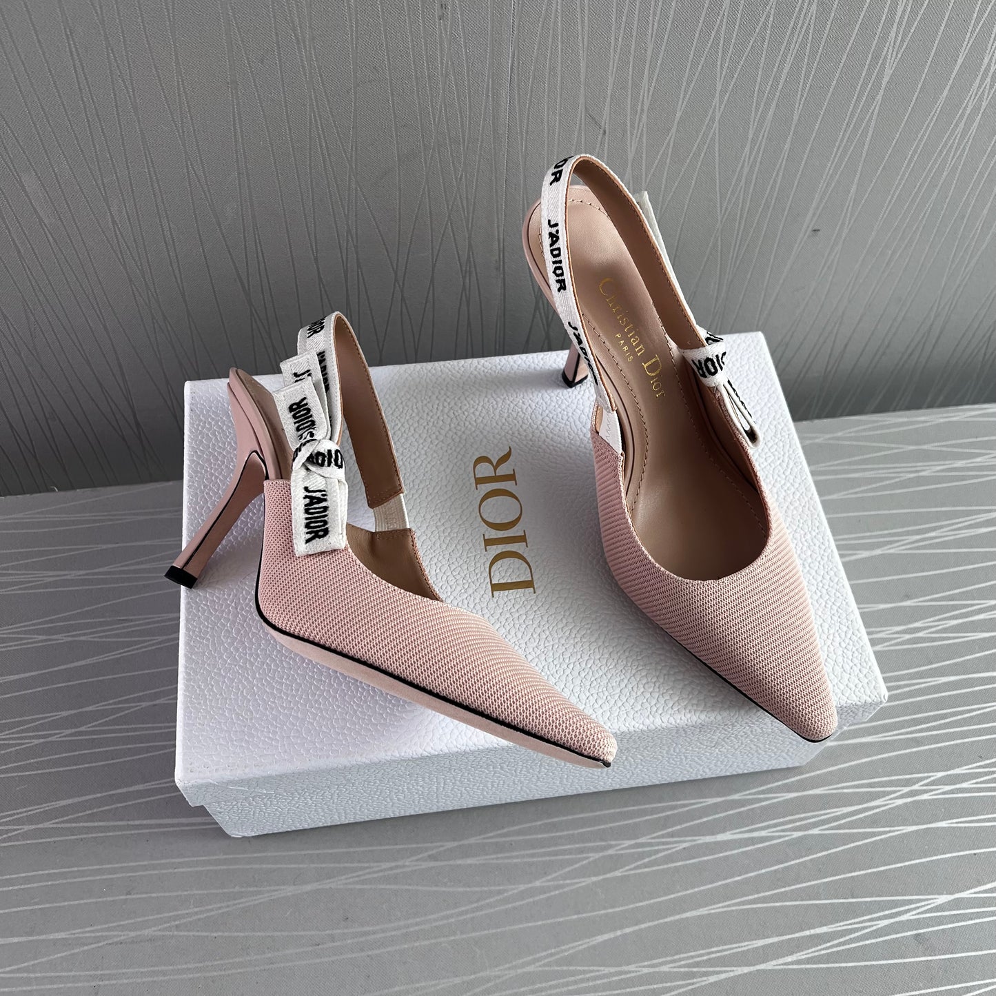Zapatillas D tela bordada color nude