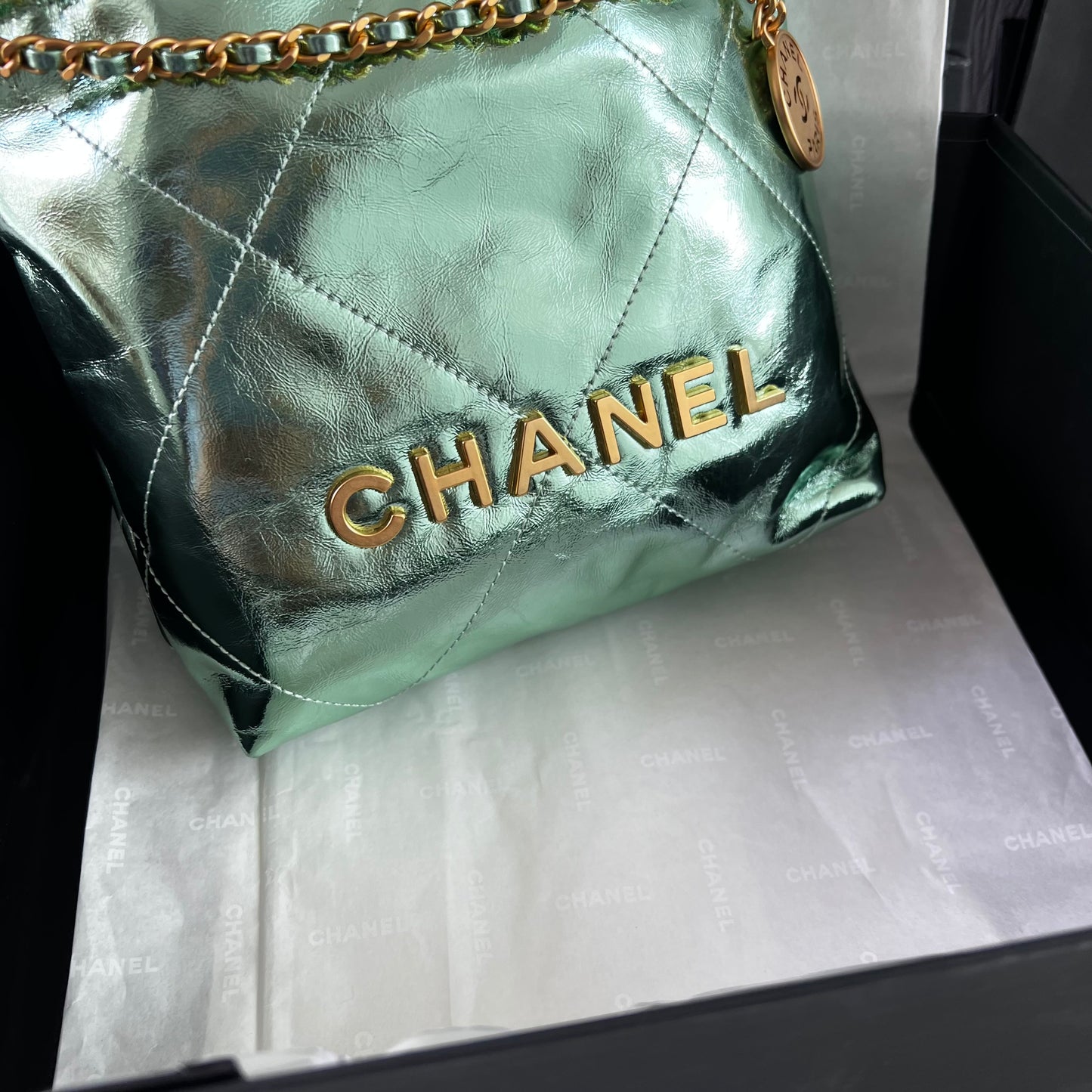 Bolso C piel metalizada color verde, tamaño mini, herrajes dorados