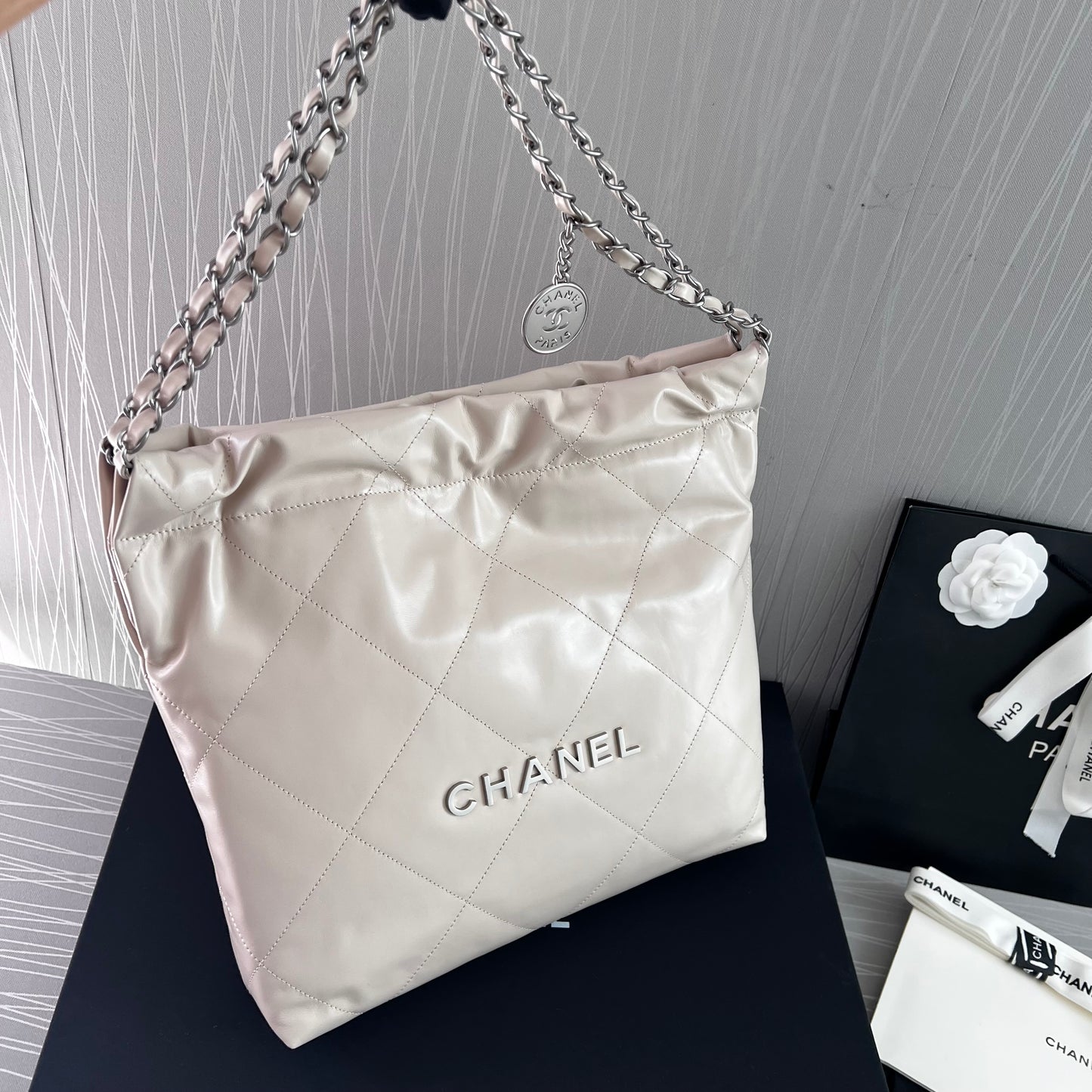 Bolso C piel beige con herrajes color plateado