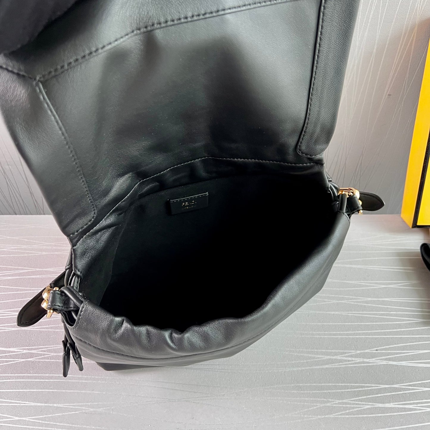 Bolso F piel color negro tamaño mediano