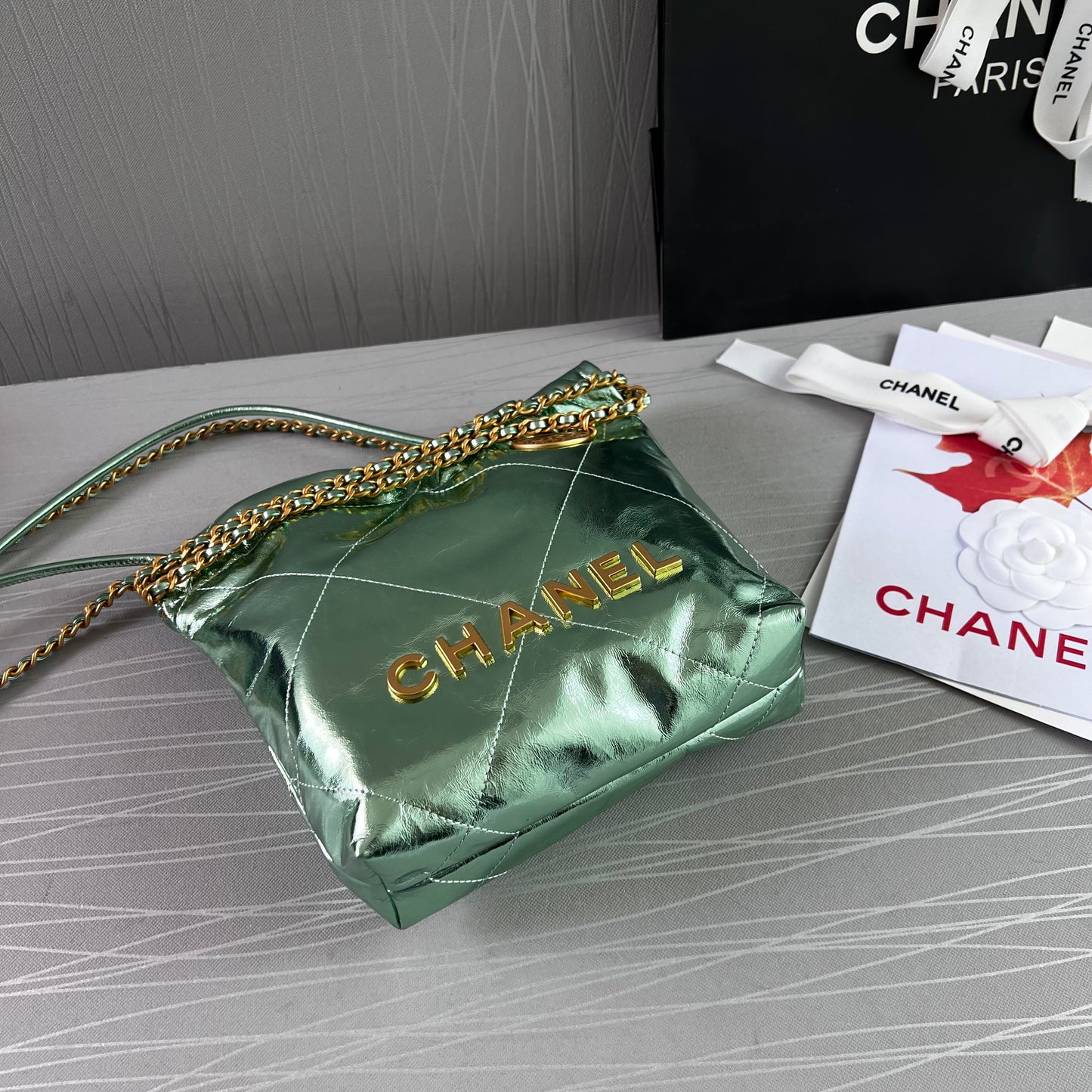 Bolso C piel metalizada color verde, tamaño mini, herrajes dorados