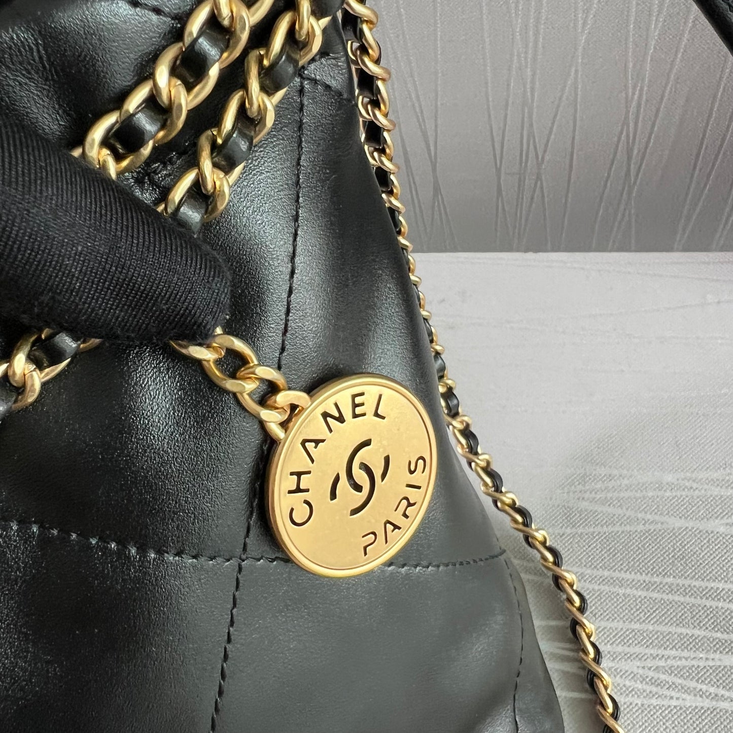 Bolso C piel color negro mini herrajes dorados