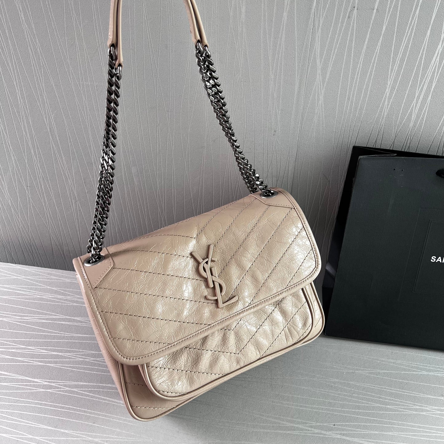 Bolso Y piel beige, herrajes color plateado