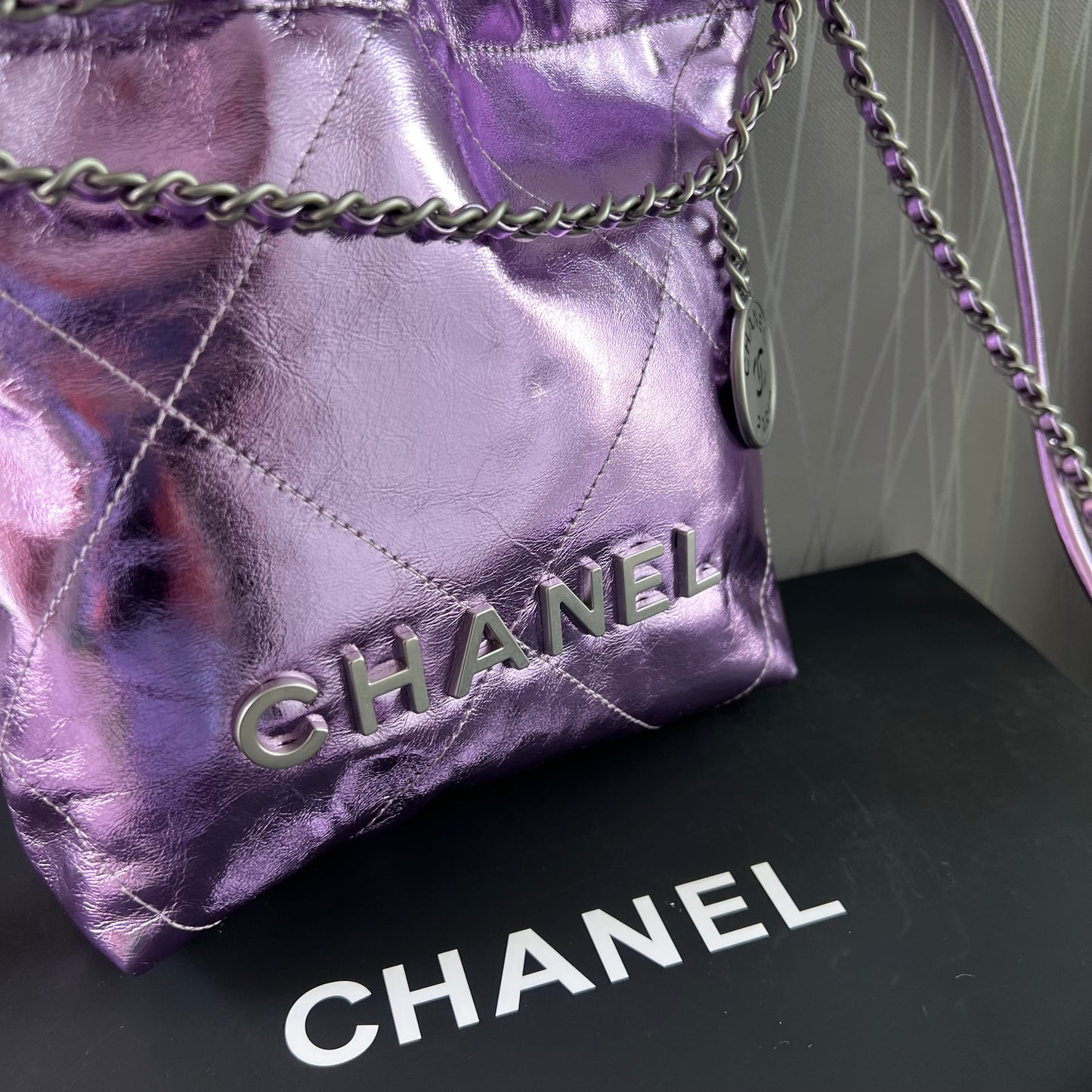 Bolso C piel metalizada lila tamaño mini y herrajes color plateado