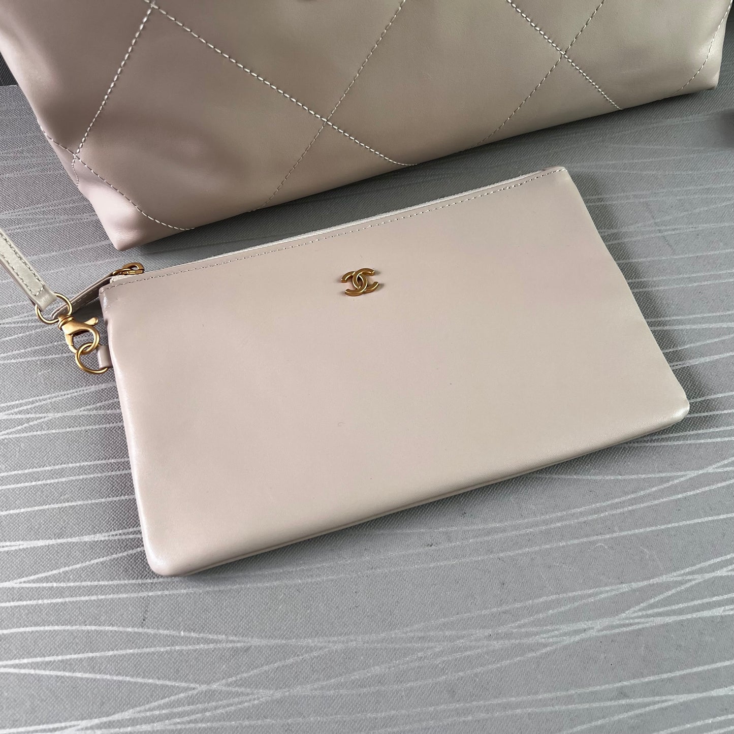 Bolso C piel color beige claro , herrajes dorados