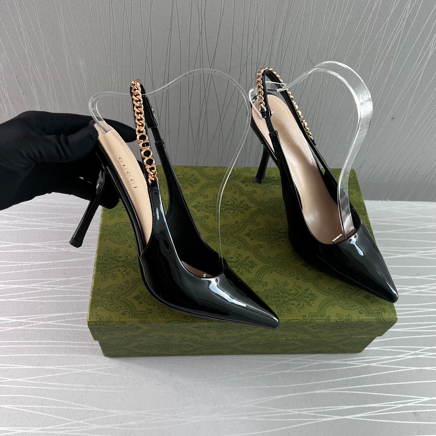 Zapatillas G charol negro, herraje dorado