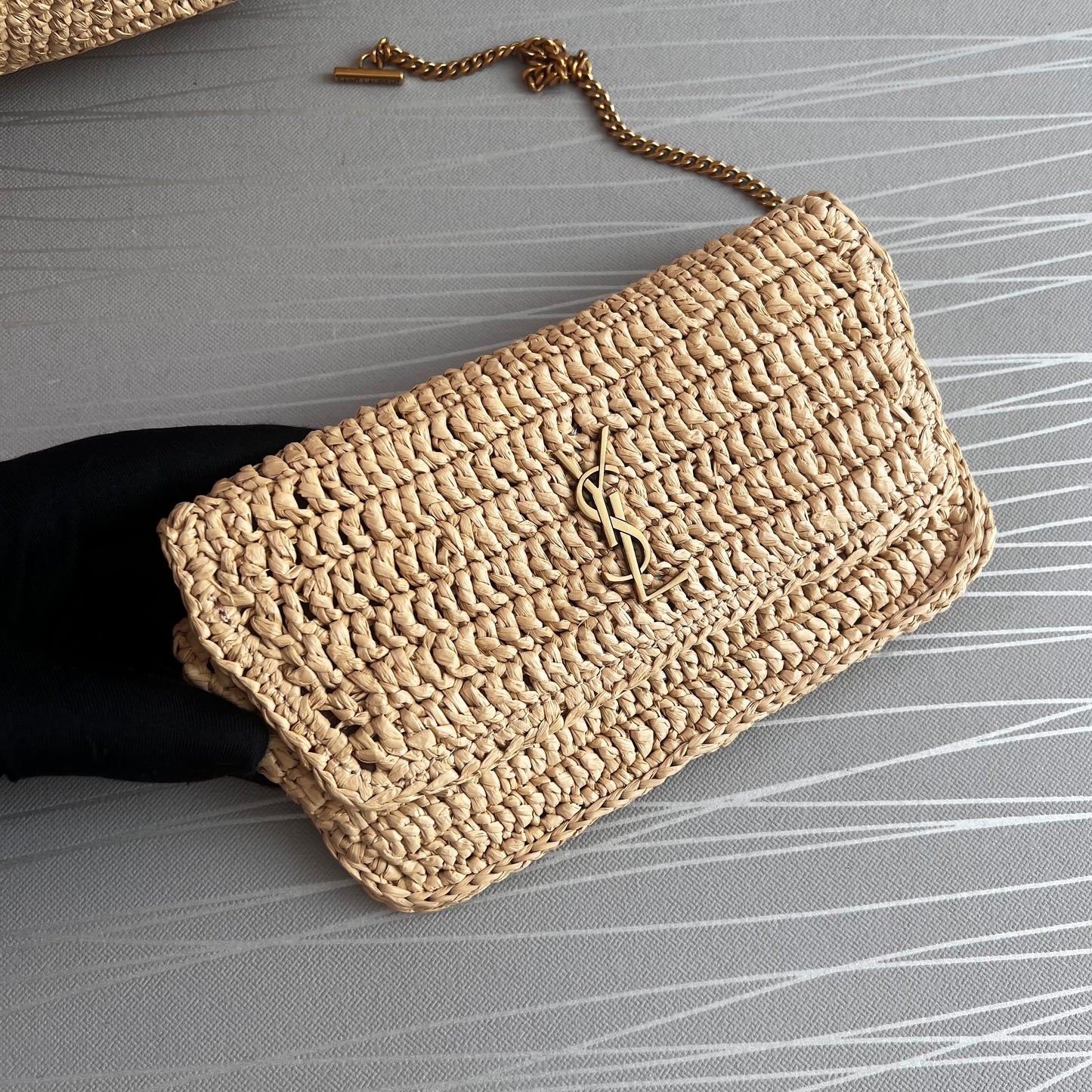 Bolso Y de rafia con herrajes dorados
