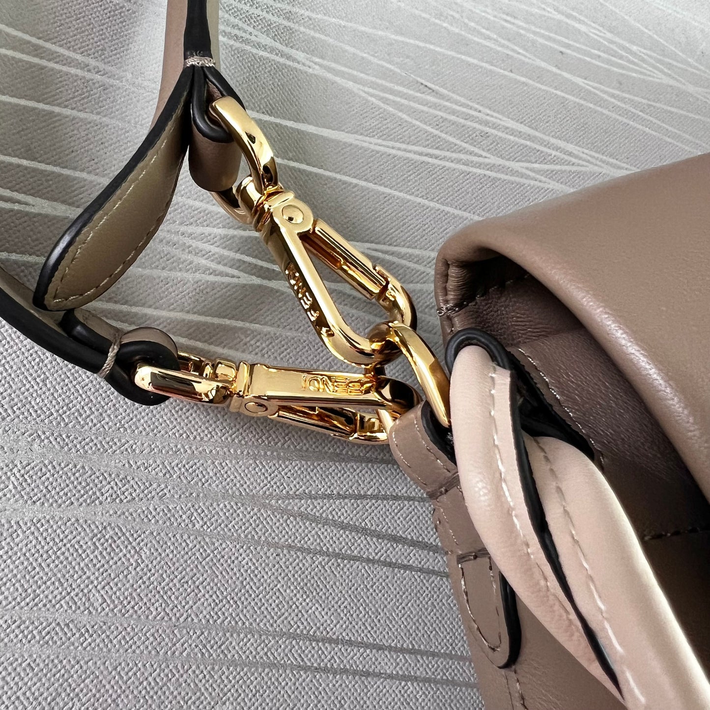 Bolso F piel color greige tamaño mediano