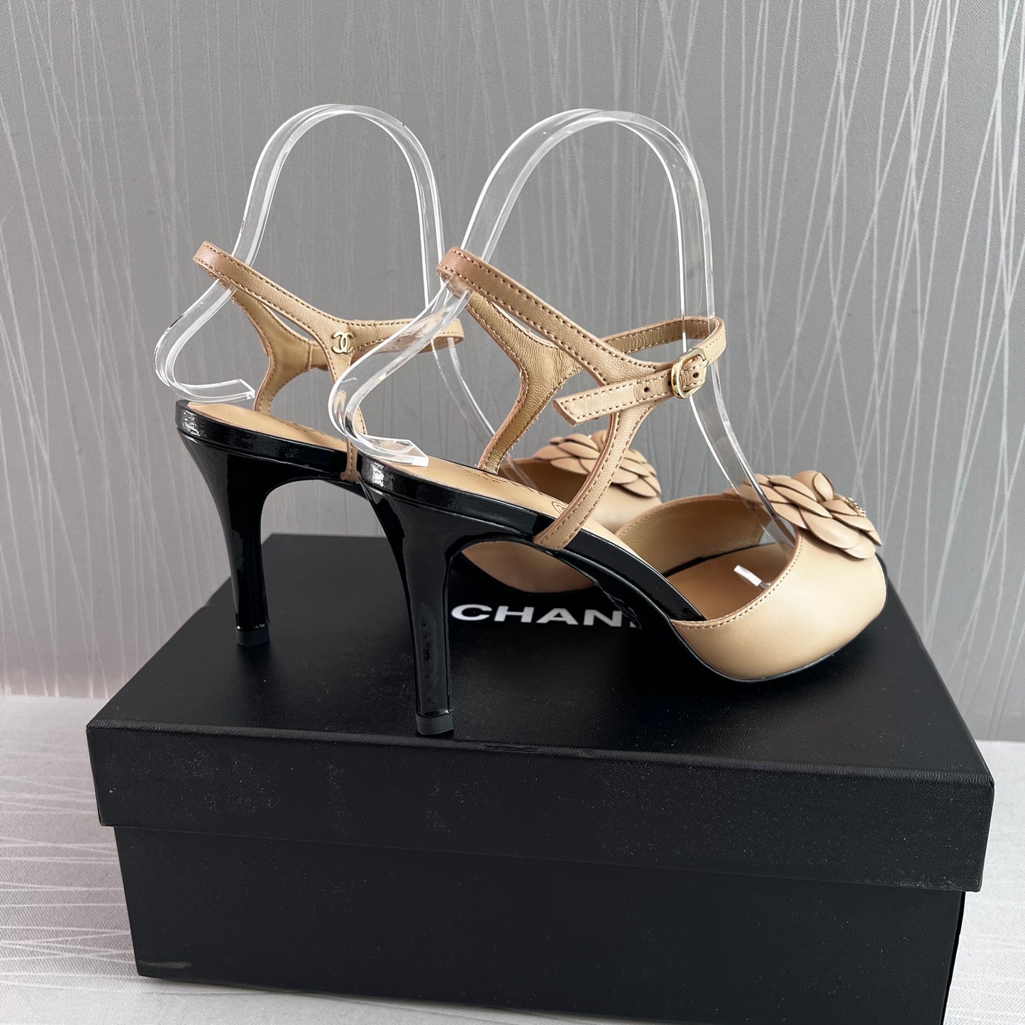 Sandalias C piel color beige con tacón negro