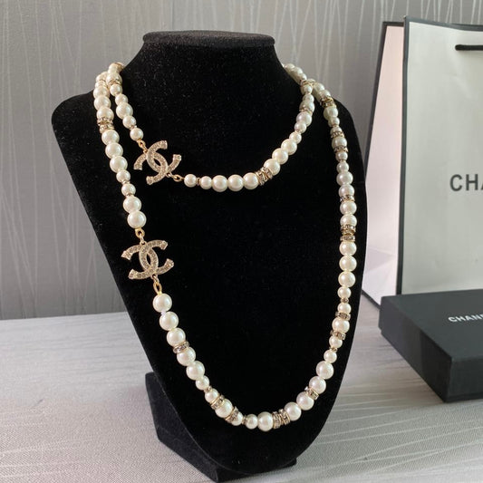Collar C dorado combinado con perlas