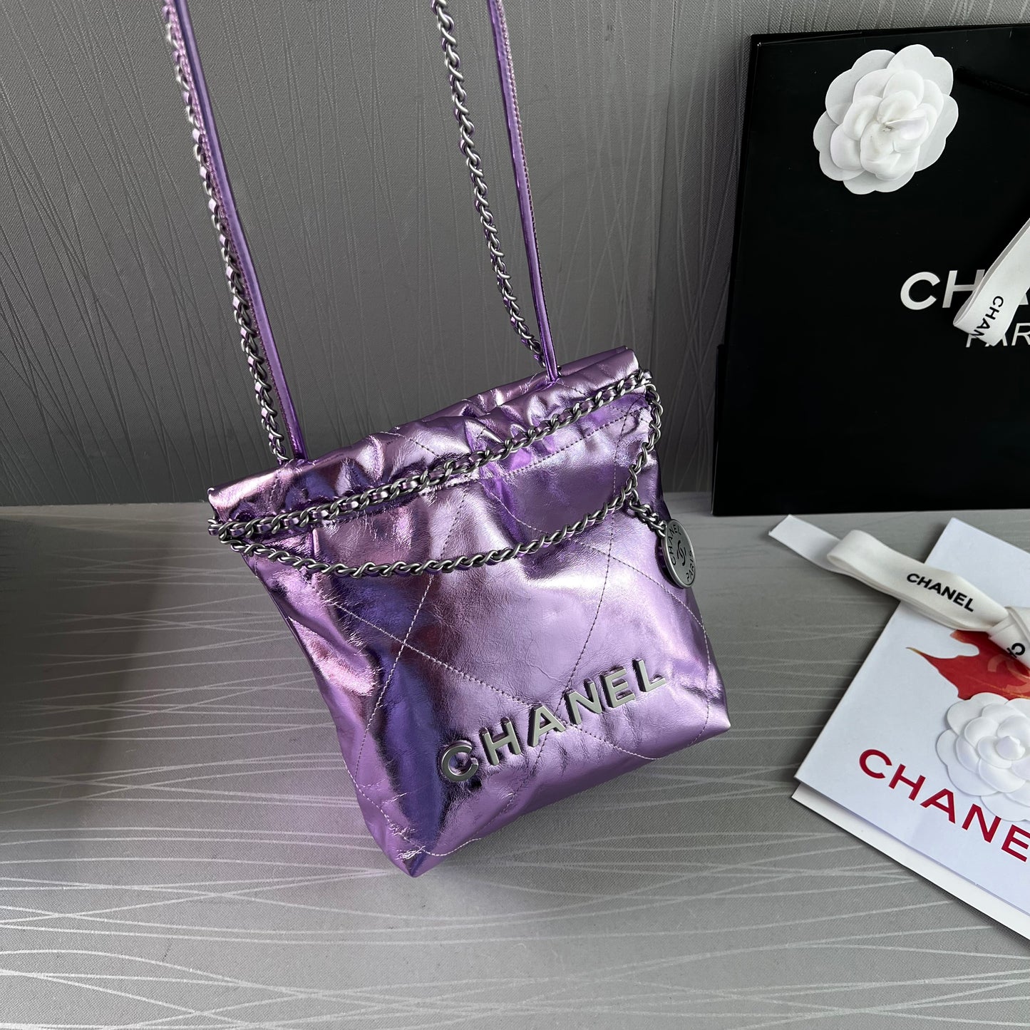 Bolso C piel metalizada lila tamaño mini y herrajes color plateado