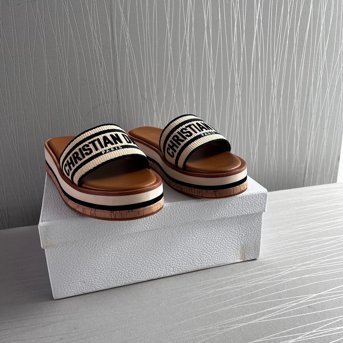 Sandalias D bordada color beige y negro
