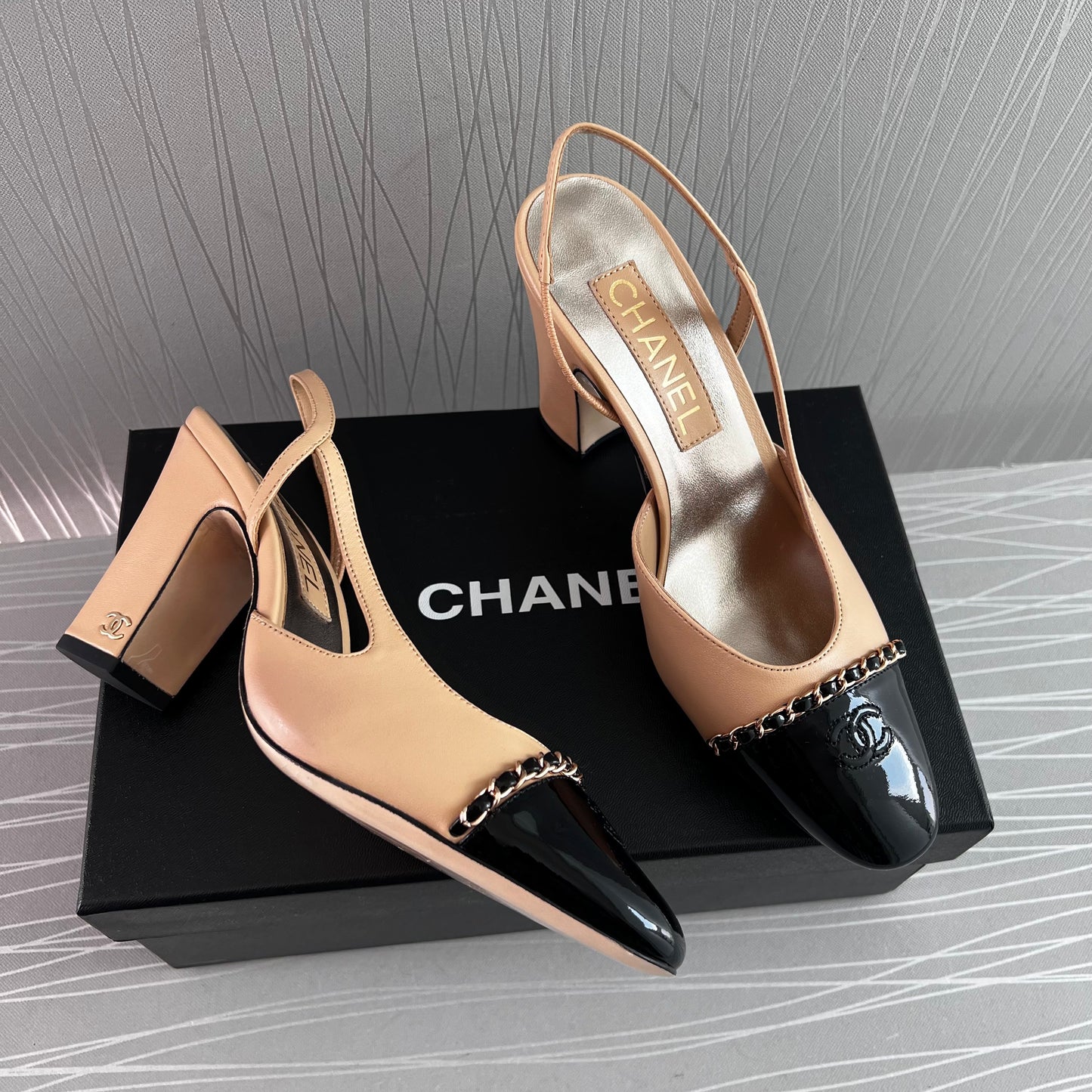 Zapatillas C piel beige con punta en charol negro