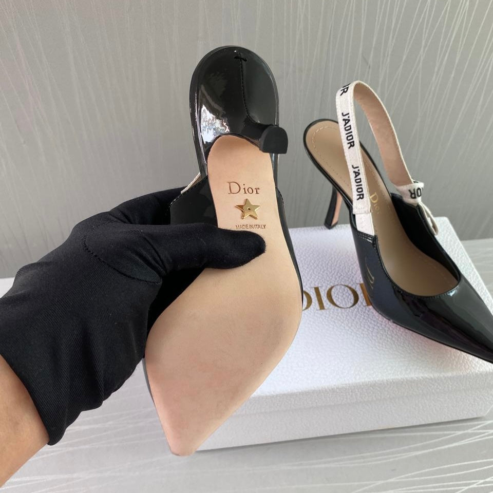 Zapatilla D en charol negro