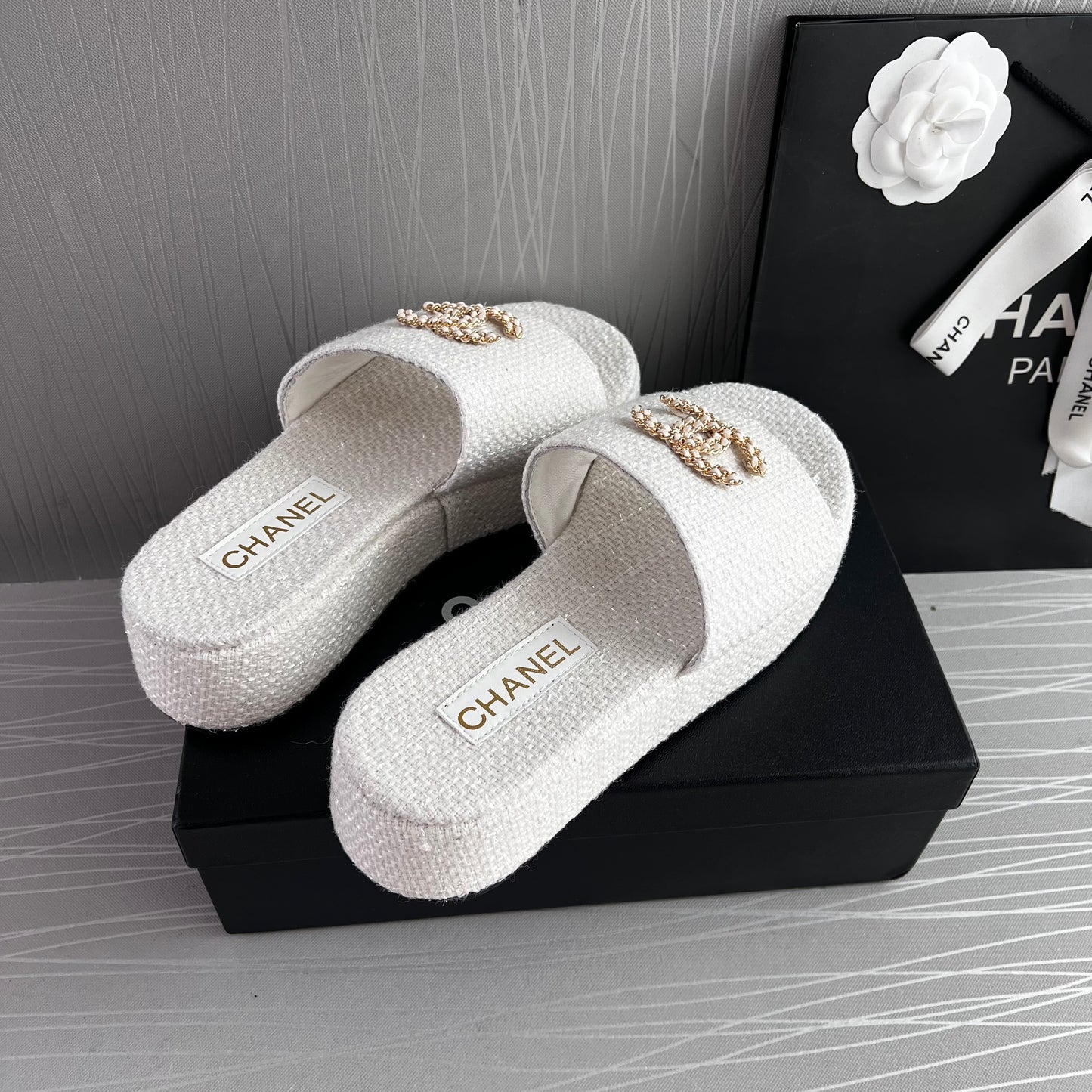 Sandalias C algodón en color blanco con letras doradas