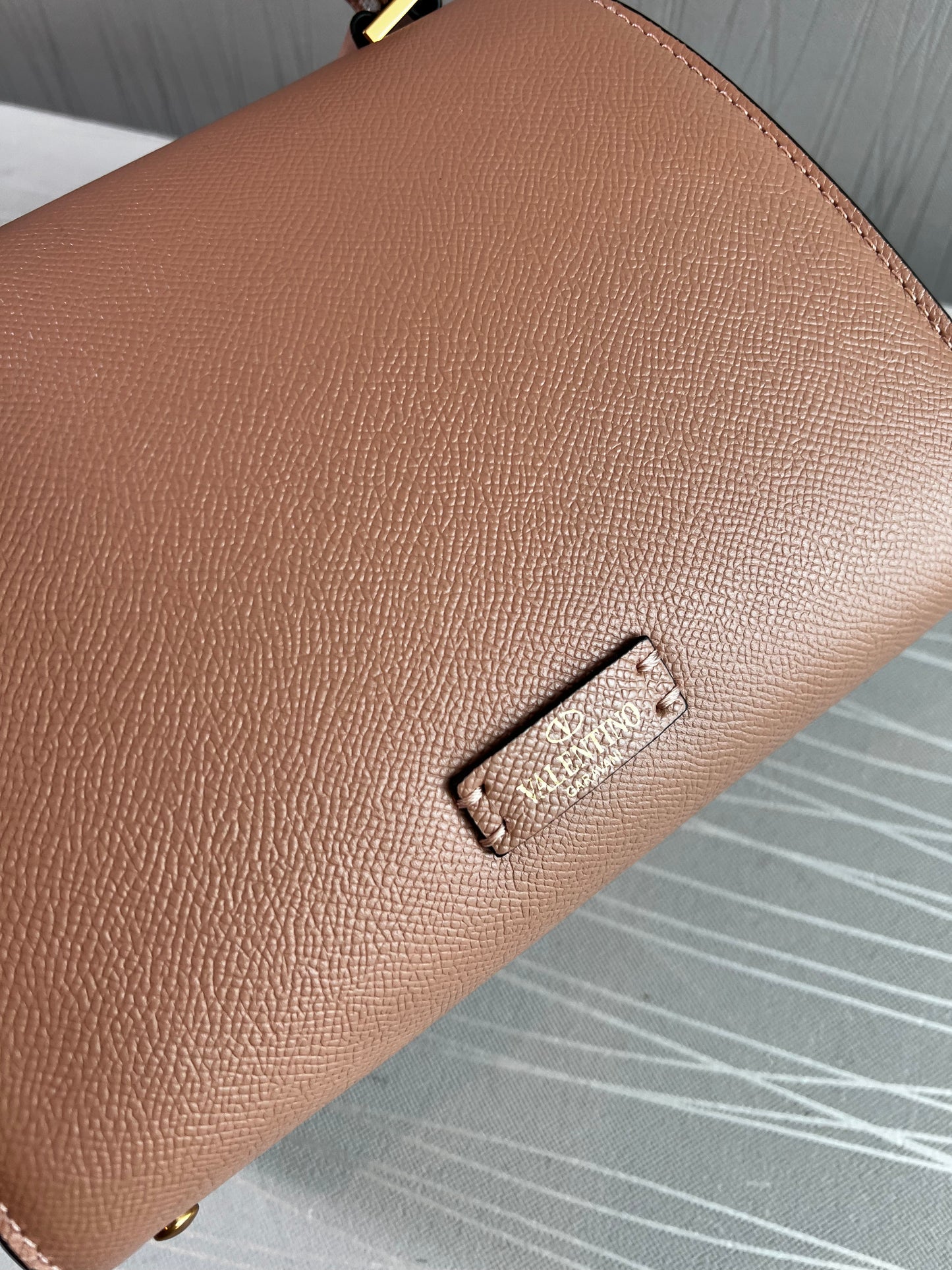 Bolso V piel color nude