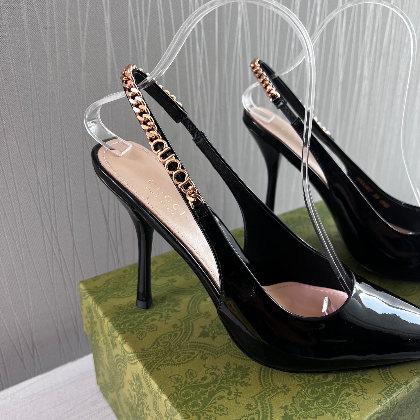 Zapatillas G charol negro, herraje dorado