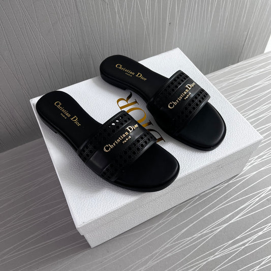 Sandalias D piel color negro con letras doradas