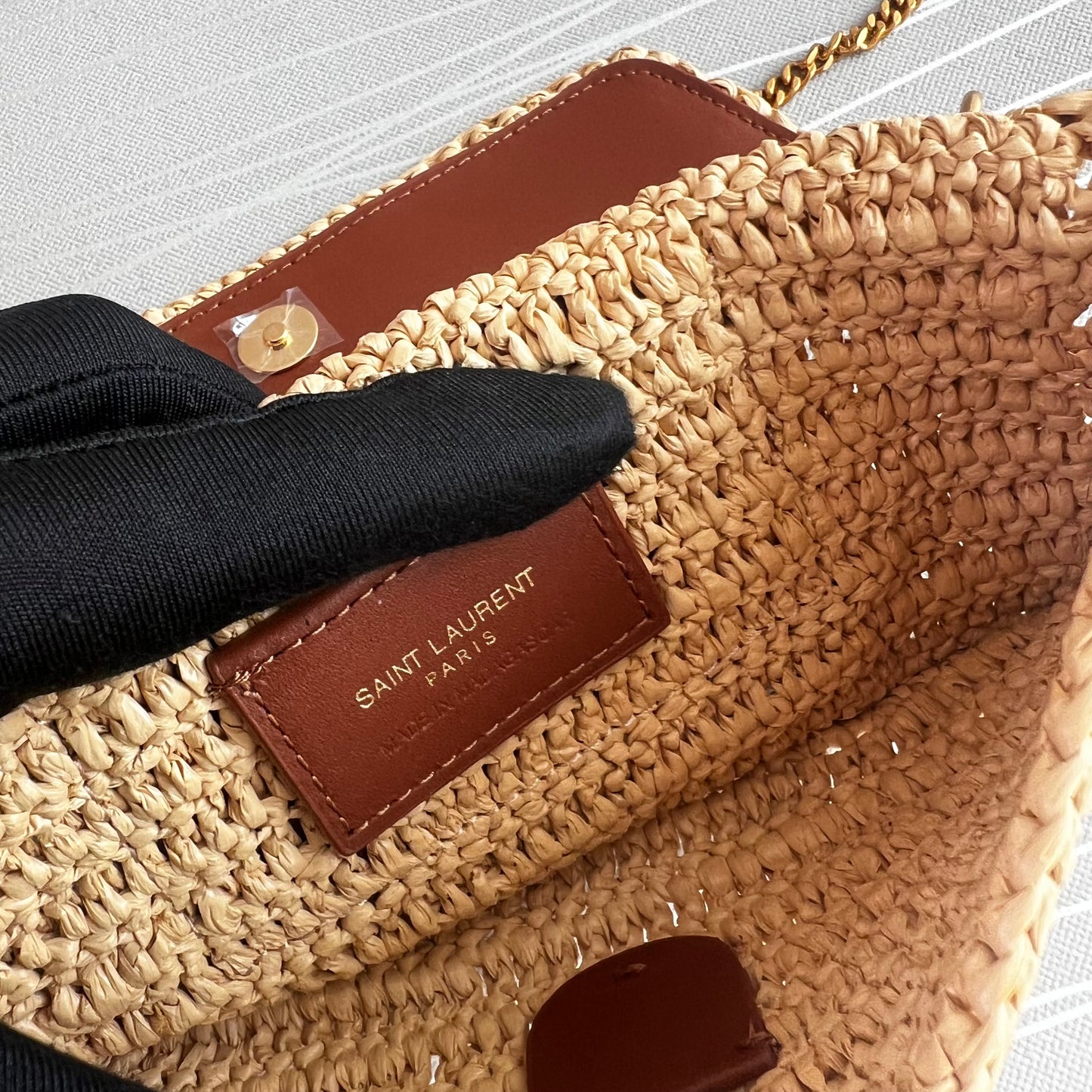 Bolso Y de rafia con herrajes dorados
