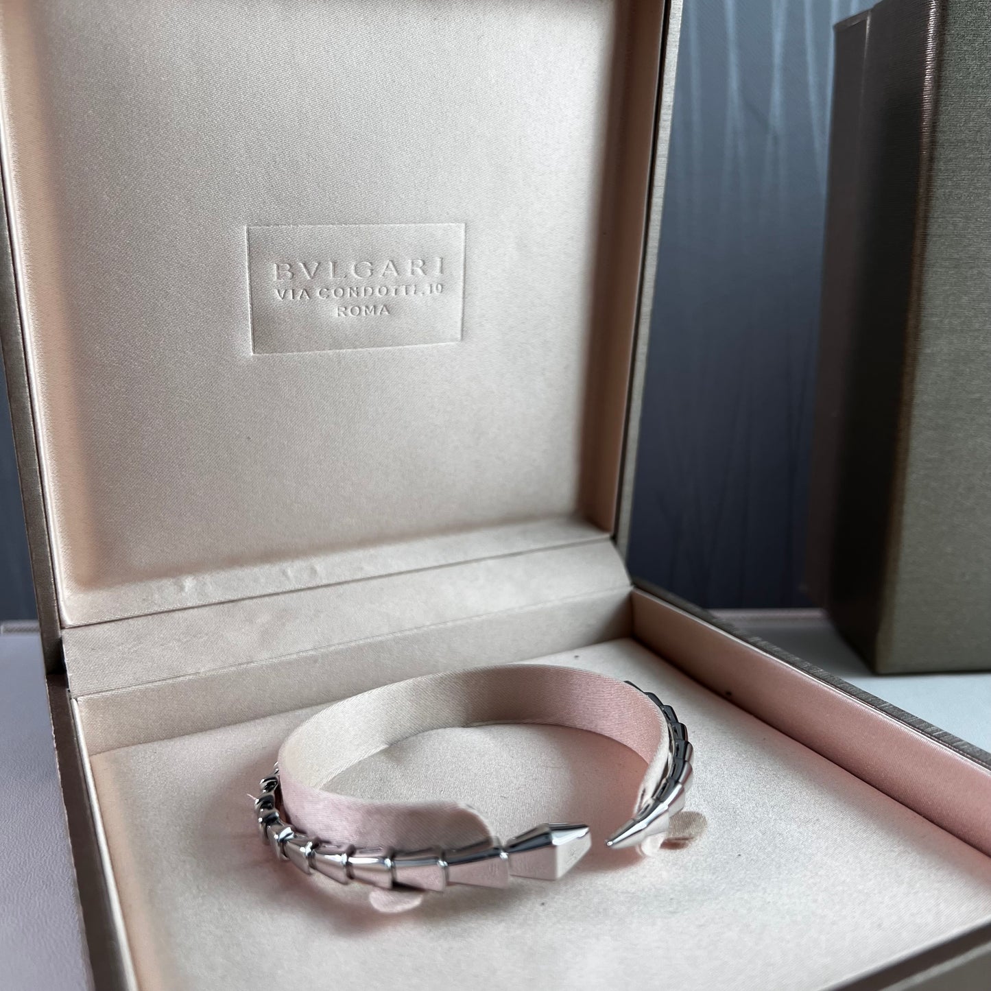 Brazalete B flexible color plateado