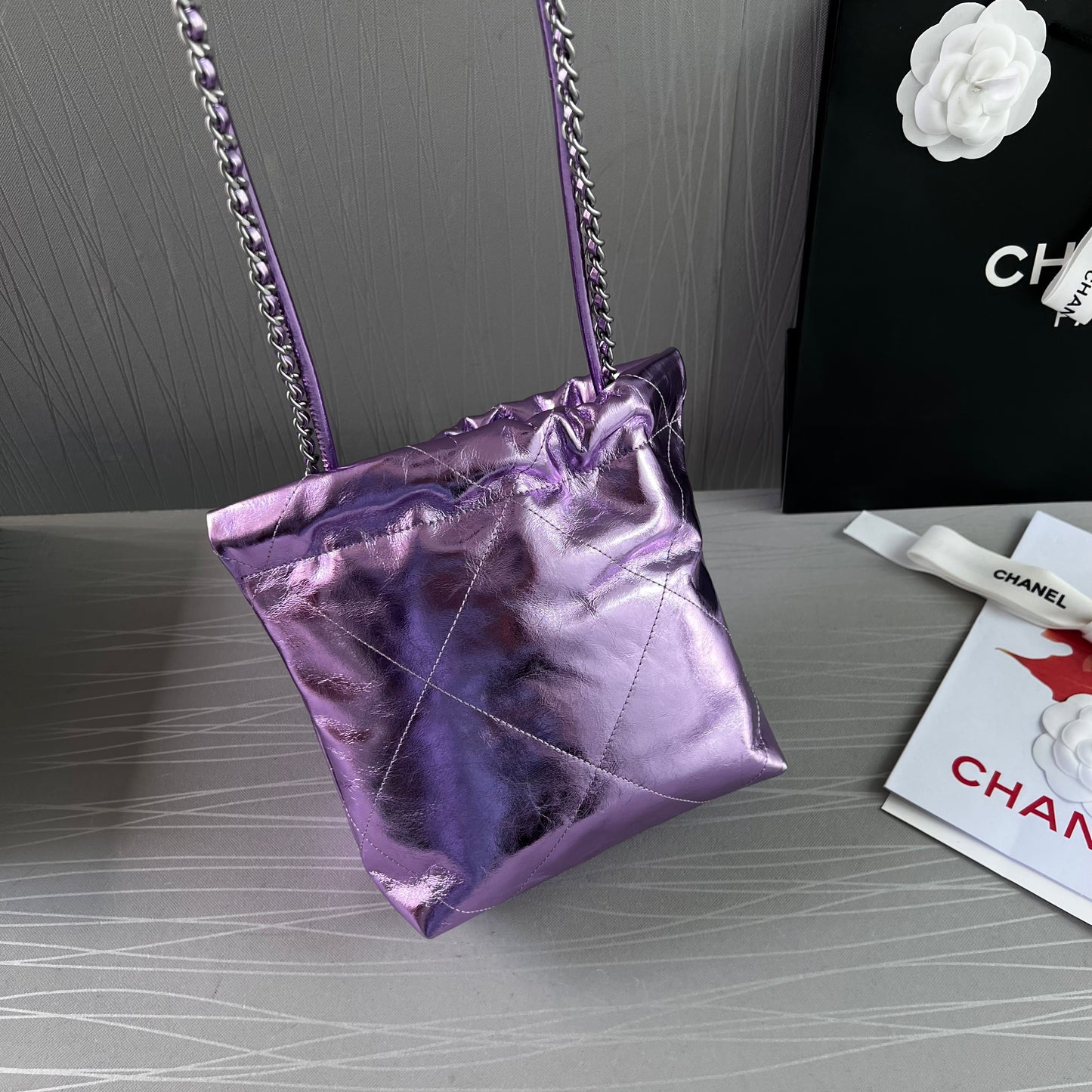 Bolso C piel metalizada lila tamaño mini y herrajes color plateado