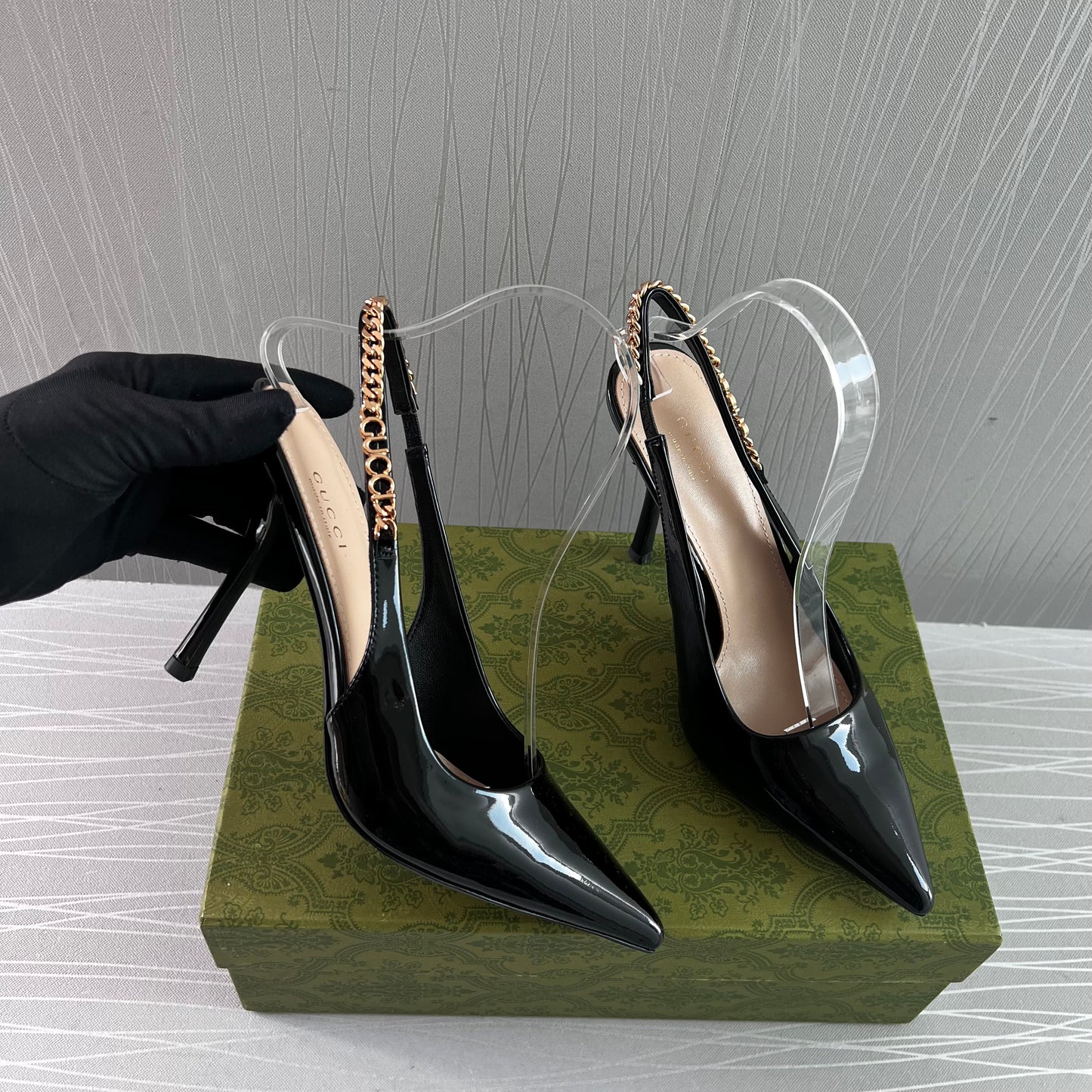Zapatillas G charol negro, herraje dorado
