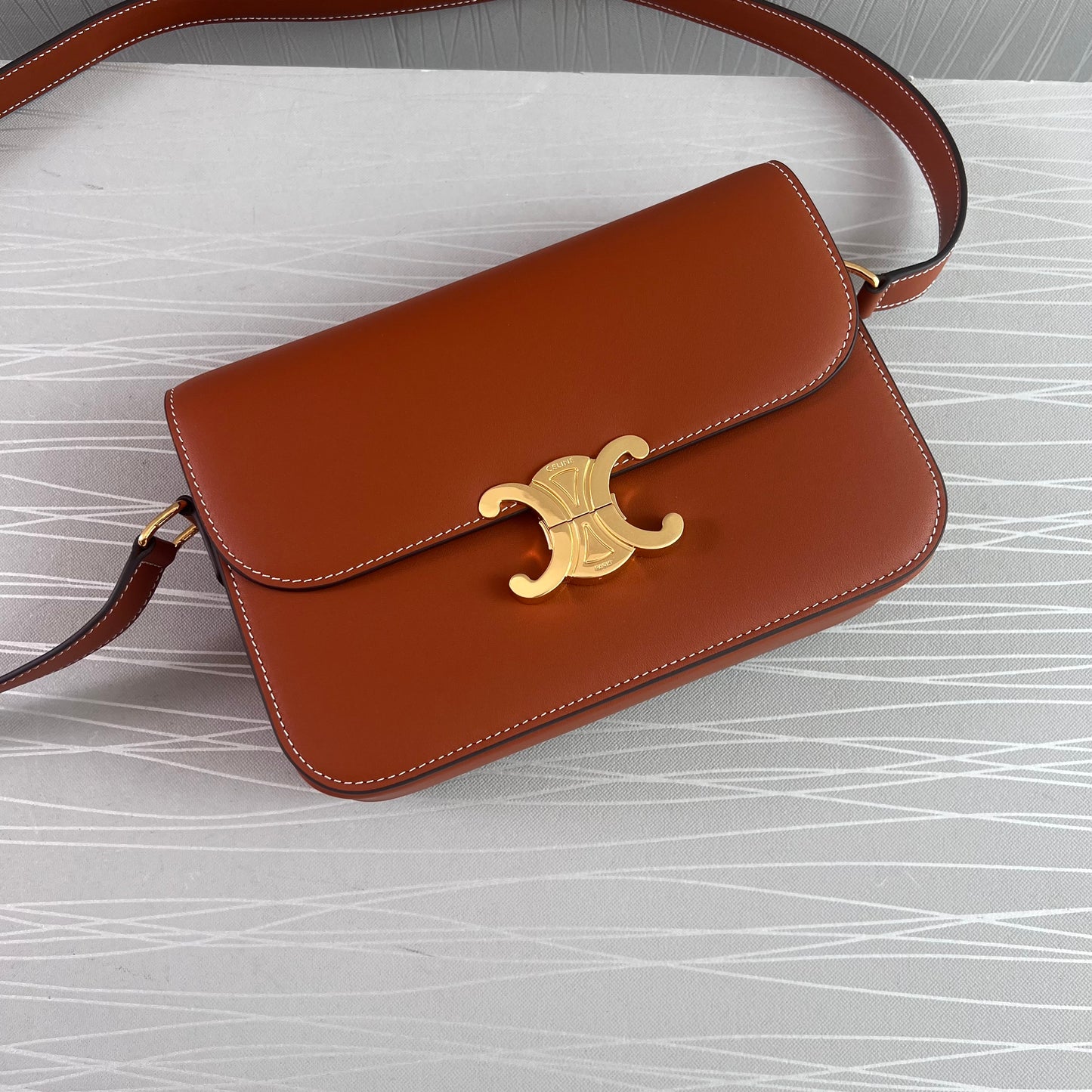 Bolso C piel color camel herraje dorado