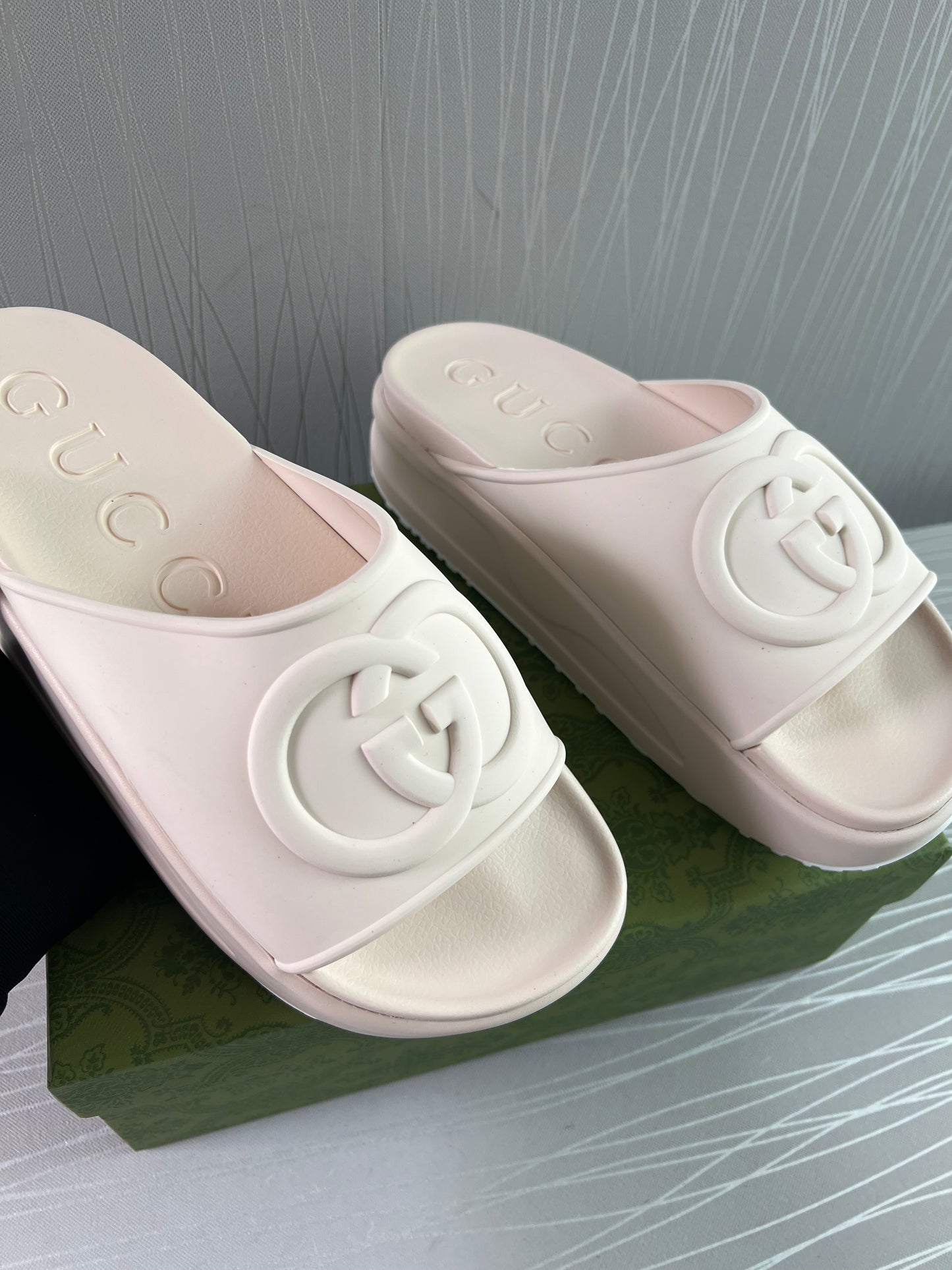 Sandalias G color hueso de hule