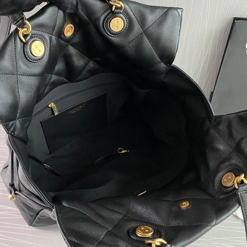 Bolso C hobo piel color negro con herrajes dorados