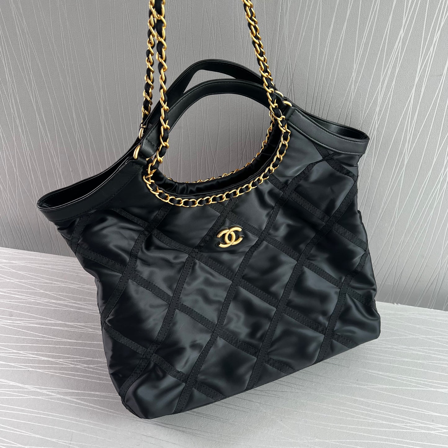 Bolso C negro en satín y piel