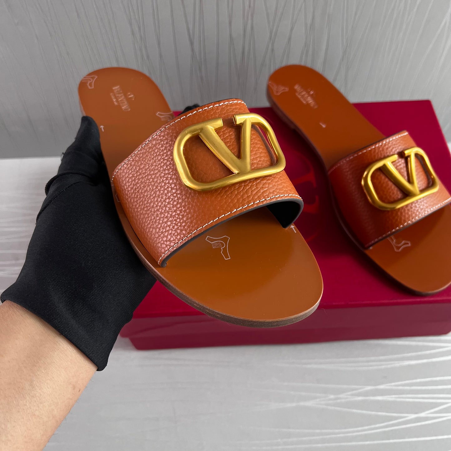 Sandalias V piel color camel con herraje dorado