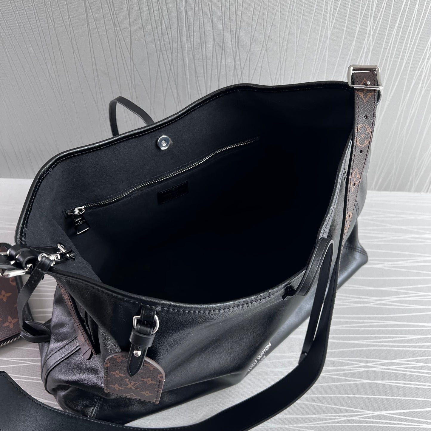 Bolso L piel en color negro y herrajes en color plata