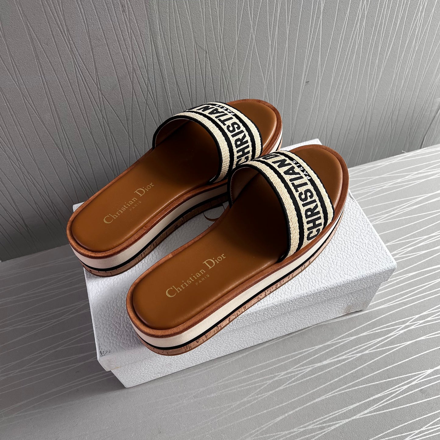Sandalias D bordada color beige y negro